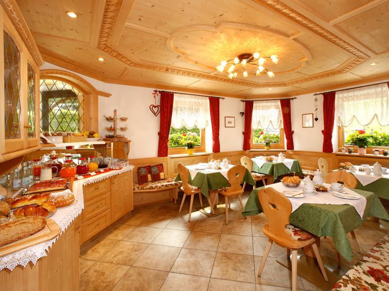 Garni Crepaz Bed & Breakfast Селва ди Вал Гардена Екстериор снимка