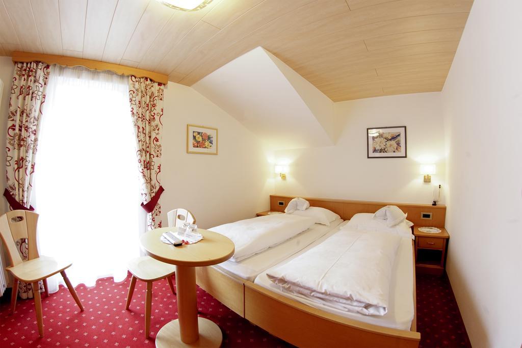 Garni Crepaz Bed & Breakfast Селва ди Вал Гардена Екстериор снимка
