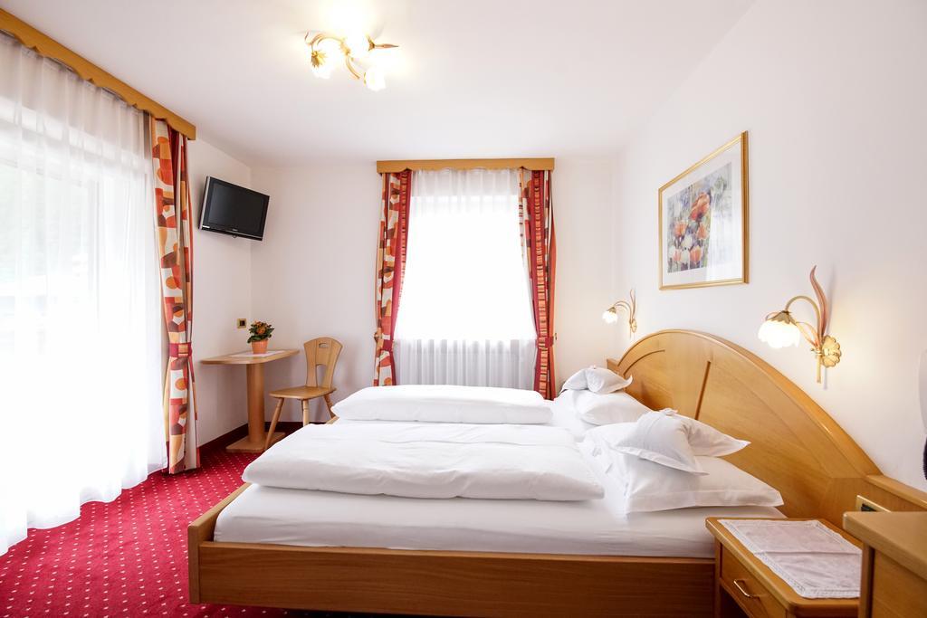 Garni Crepaz Bed & Breakfast Селва ди Вал Гардена Екстериор снимка